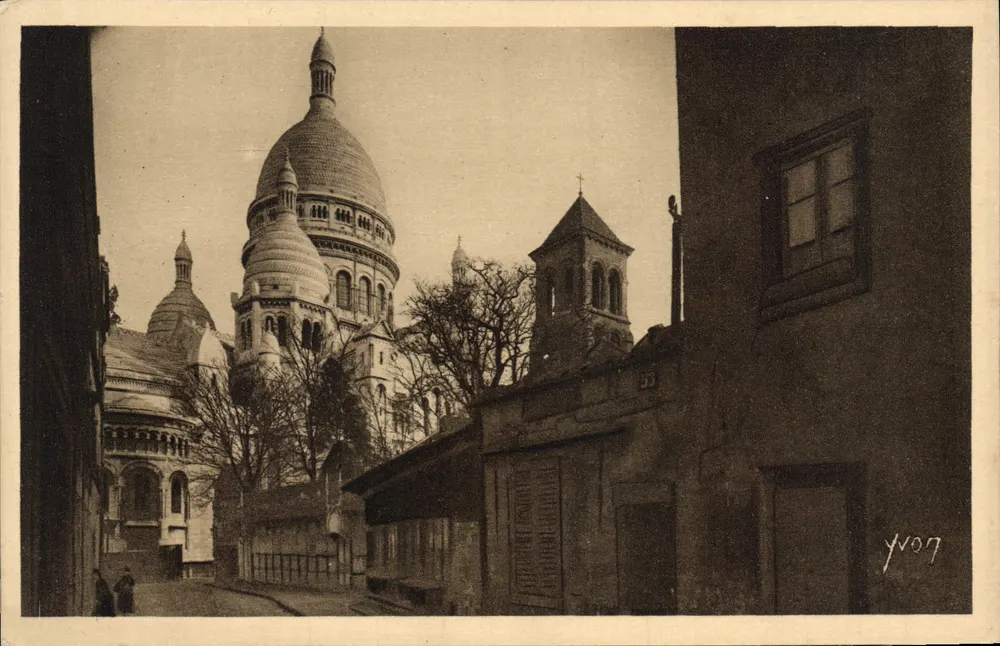 Der Sacré-Cœur und der Turm der Kirche Saint-Pierre — von der rue du Chevalier-de-la-Barre aus gesehen — Edition d'Art YVON - Vorderseite