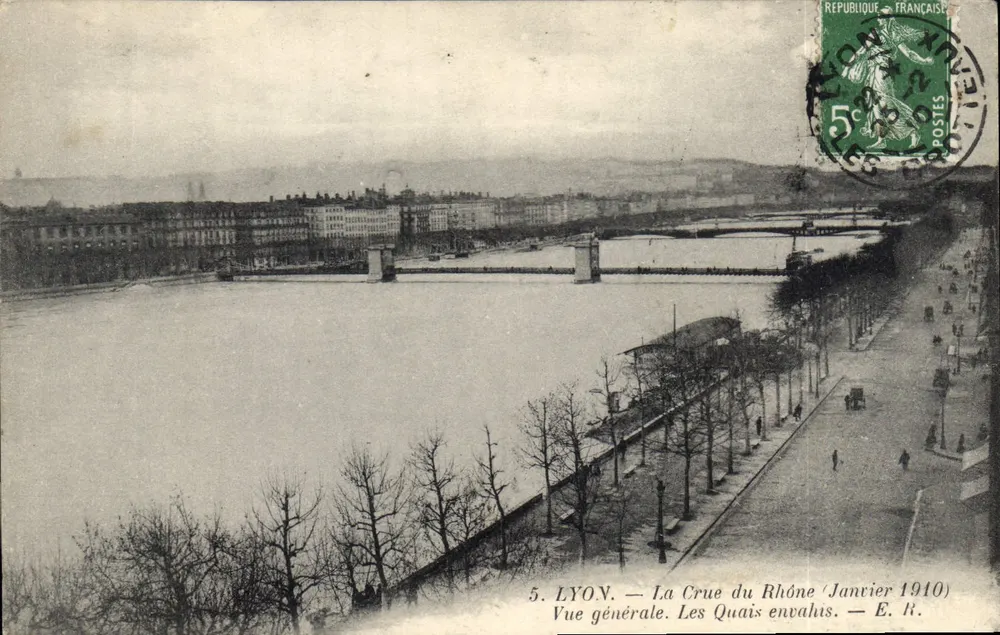 LYON — A Cheia do Rio Ródano (Janeiro 1910) — Vista geral. Os Quais inundados. — E. R. - Frente