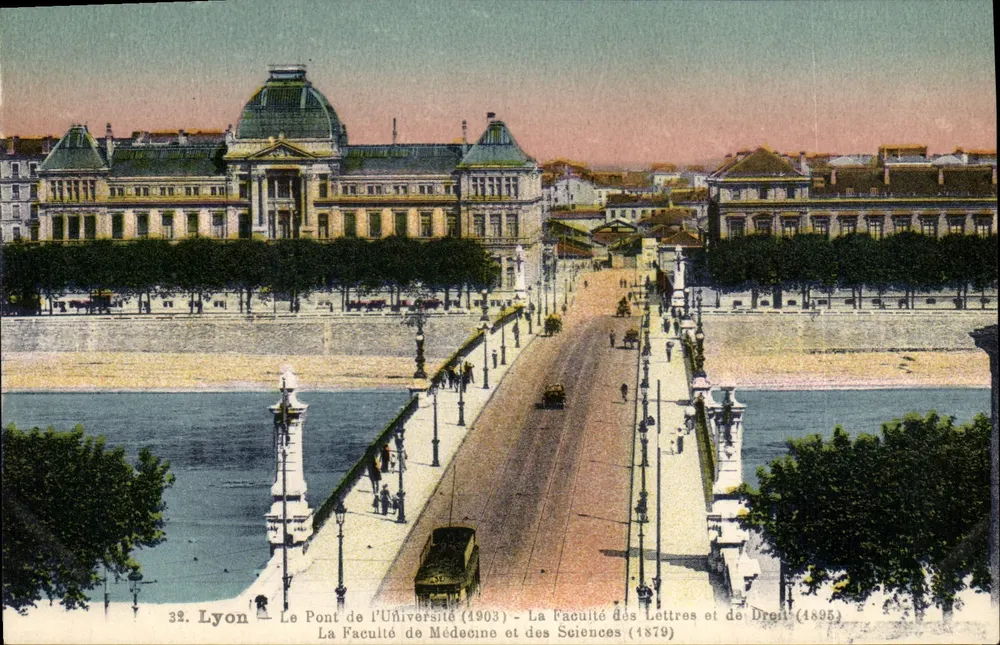 Lyon — O Ponte da Universidade (1903) — A Faculdade de Letras e Direito (1895) — A Faculdade de Medicina e Ciências (1879) - Frente