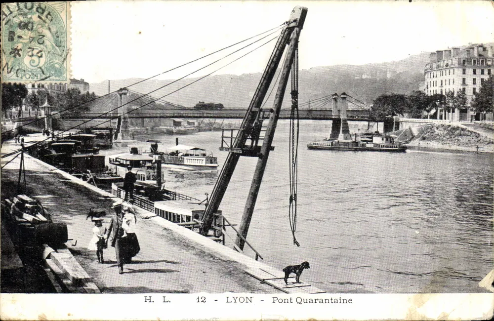 LYON - Pont Quarantaine — vista do cais com guindaste e barcos — H.L. 12 - Frente