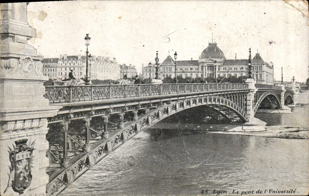 Lyon. O ponte da Universidade — vista do ponte metálico sobre a Saône com edifício com cúpula no fundo — editor L. V. em Lyon, n° 45 - Frente