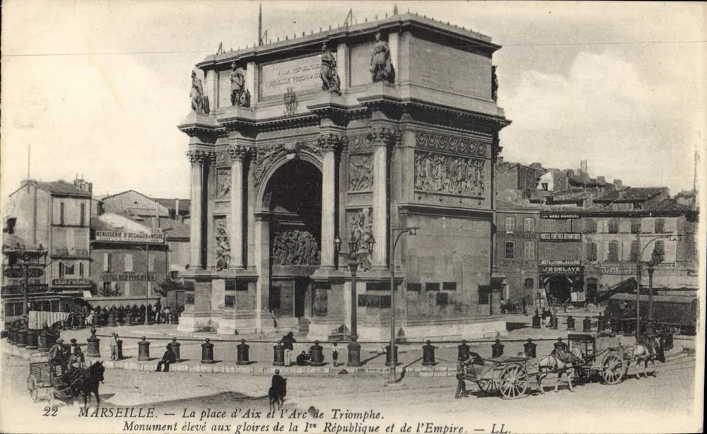 Marselha — A praça de Aix e o Arco do Triunfo. Monumento erguido às glorias da 1ª República e do Império. — LL. - Frente