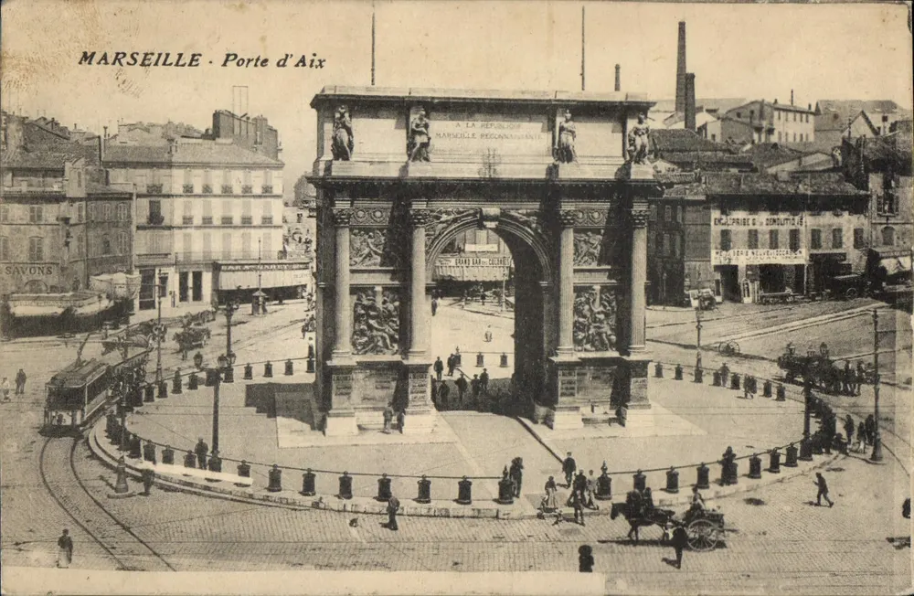 Marselha - Porta d'Aix — Arco de triunfo ornado de esculturas, com trem e pedestres — editor desconhecido - Frente