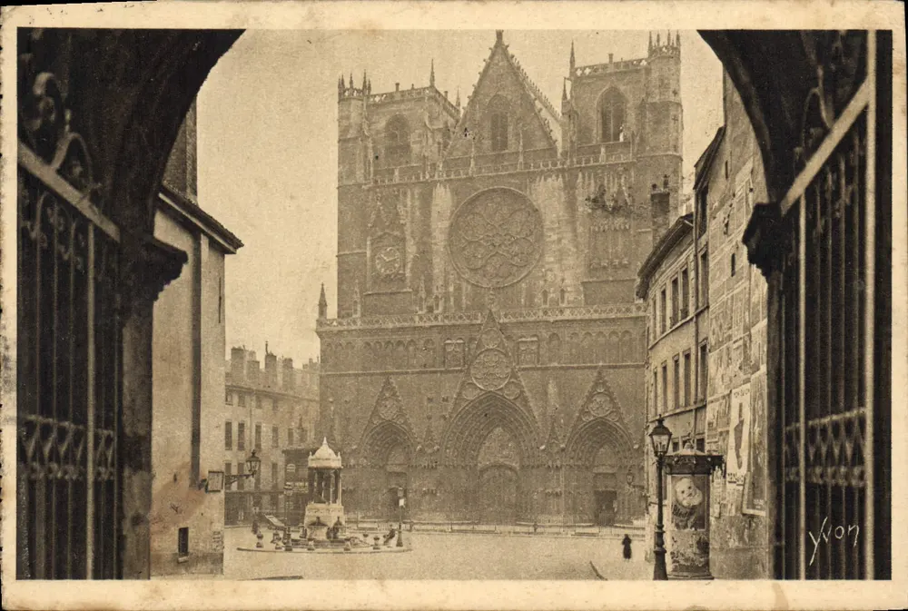 Lyons - Catedral de São João — vista de uma arcada — edição Yvon - Frente