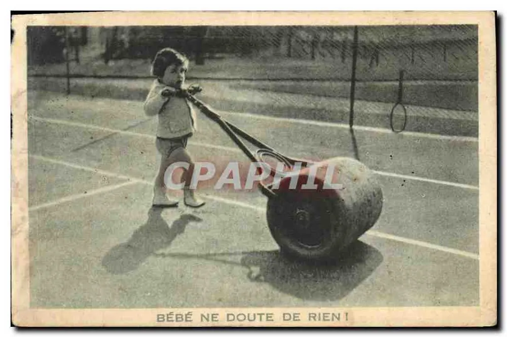 Bébé ne doute de rien ! — Criança empurrando um rolo de tênis — Editor: Grands Magasins de la Samaritaine, Paris - Frente