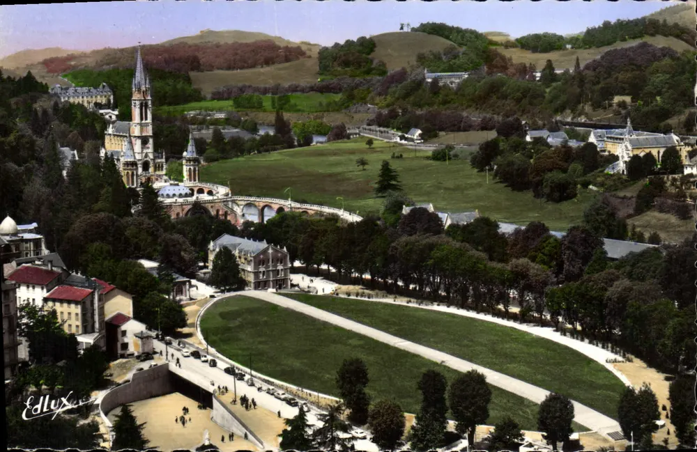 Lourdes — Vista panorâmica da Basílica e do parque — Edlux - Frente