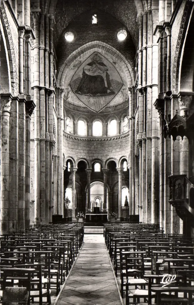 Paray-le-Monial — Interior da Basílica — Cie des Arts Photographiques, 44, rue Letellier, Paris - Frente