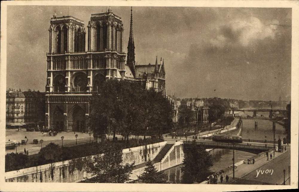 Nossa Senhora de Paris — Visão geral — Yvonn - Frente