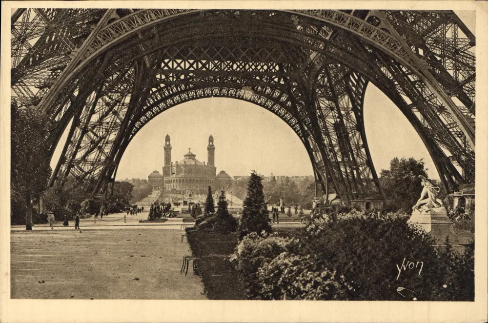 Aussicht unter der Eiffelturm — Der Trocadéro im Hintergrund — Éditions d'Art YVON, Paris - Vorderseite