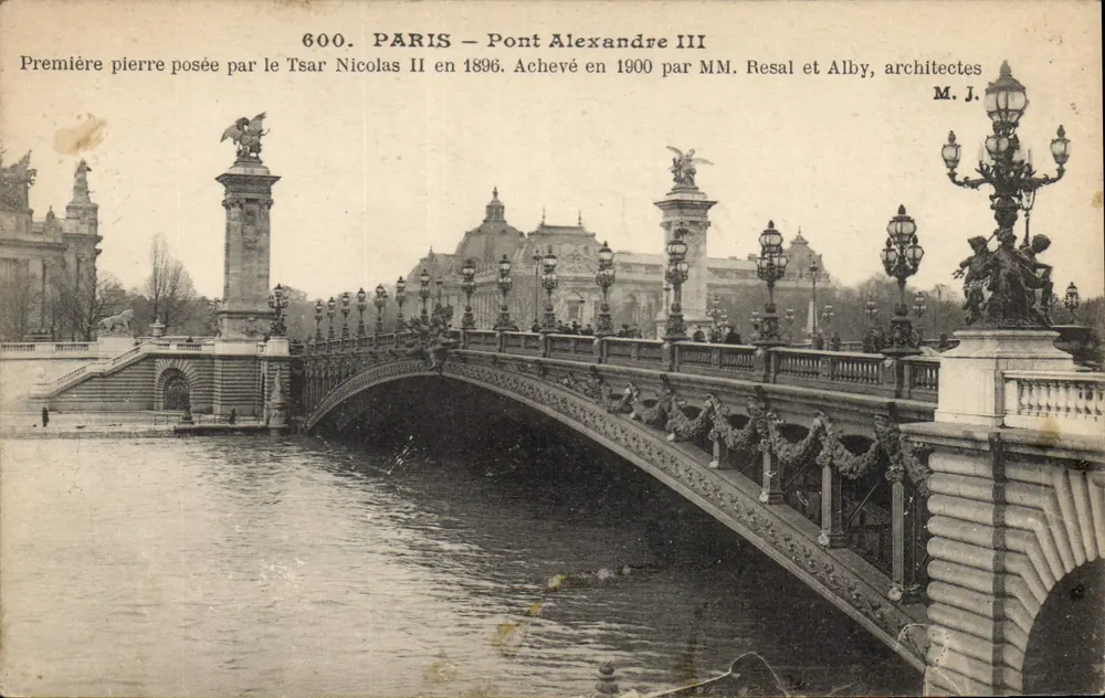 Paris – Pont Alexandre III — 600. Primeira pedra colocada pelo Tsar Nicolau II em 1896. Concluído em 1900 pelos senhores Resal e Alby. - Frente