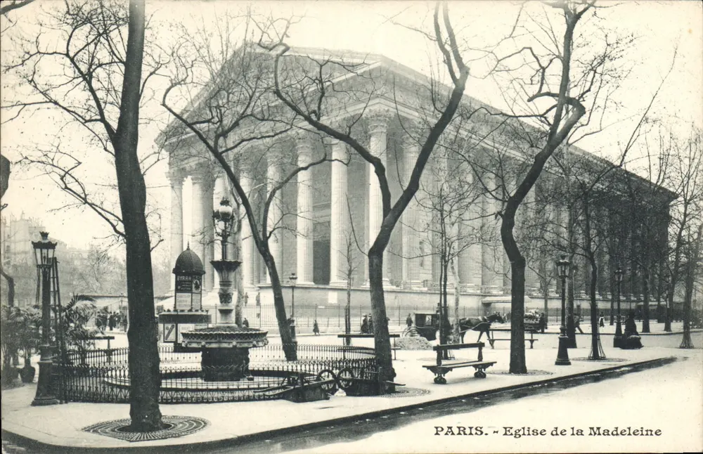 PARIS. - Igreja da Madeleine — vista da fachada clássica com fonte e árvores nuas - Frente