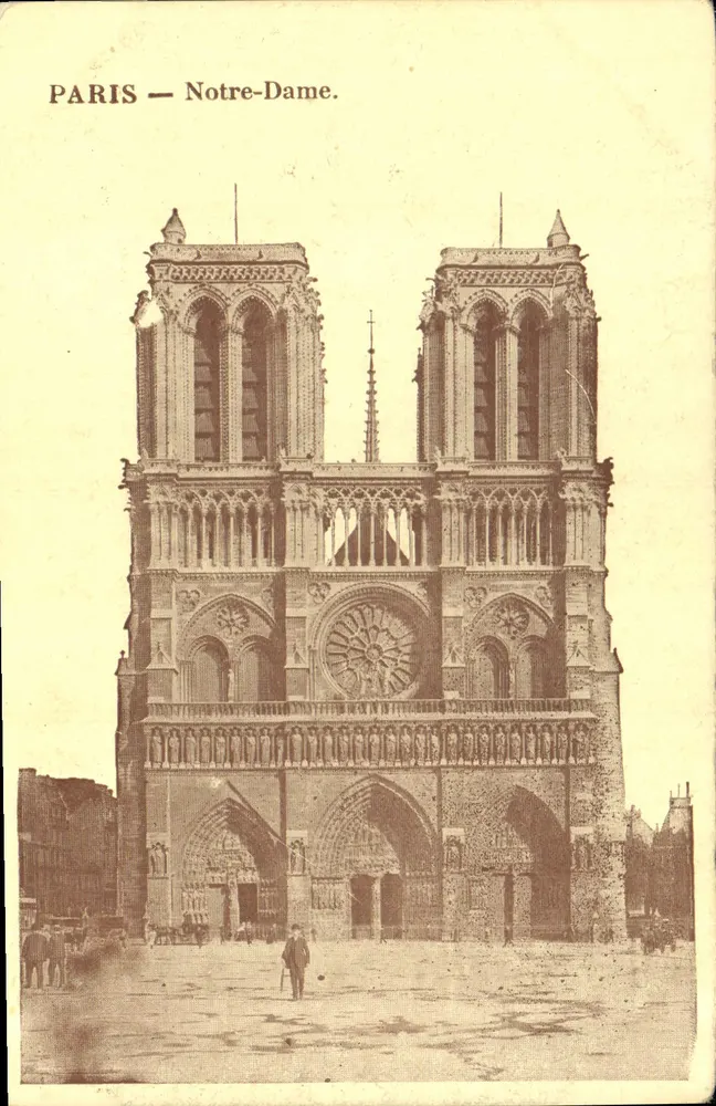Paris — Notre-Dame — vista da fachada gótica - Frente