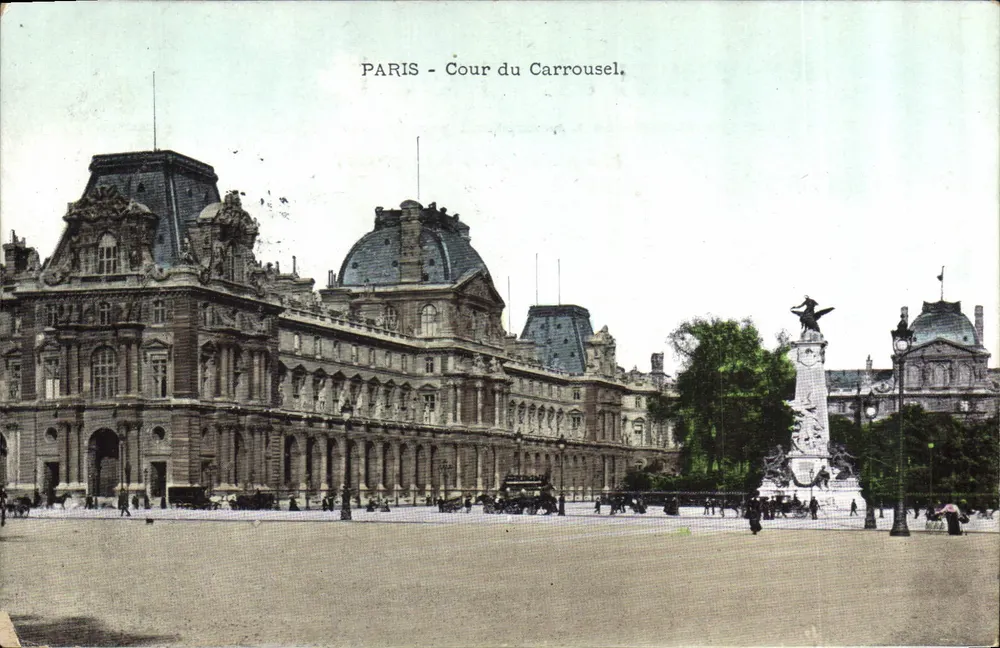 Paris - Cour du Carrousel — vista da praça com o monumento da Vitória e os edifícios do Louvre - Frente