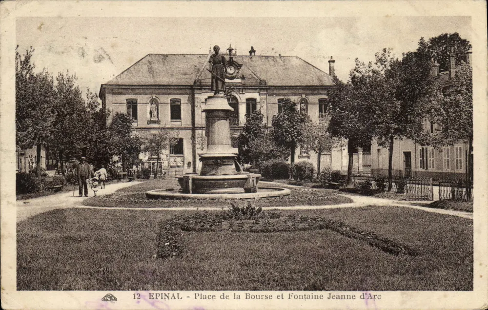 Epinal - Place de la Bourse und Fontaine Jeanne d'Arc — Vintage Postcard n°12, veröffentlicht von Atelier des Arts Photographiques - Vorderseite
