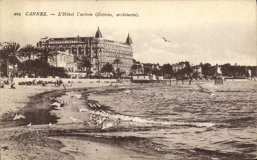 CANNES — O Hotel Carlton (Delmas, arquiteto). - Frente