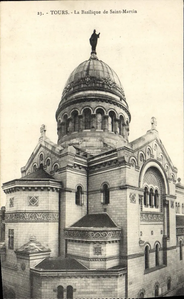 Tours - A Basílica de São Martinho — vista da cúpula e da fachada - Frente