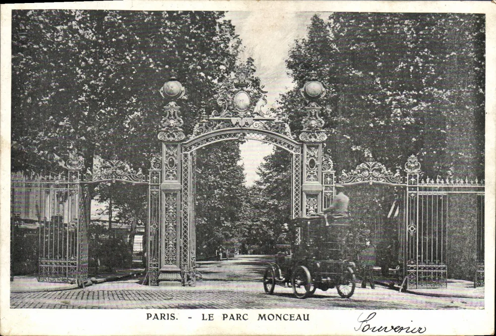 Paris - O Parc Monceau — entrada ornada, carro antigo — Souvenir - Frente
