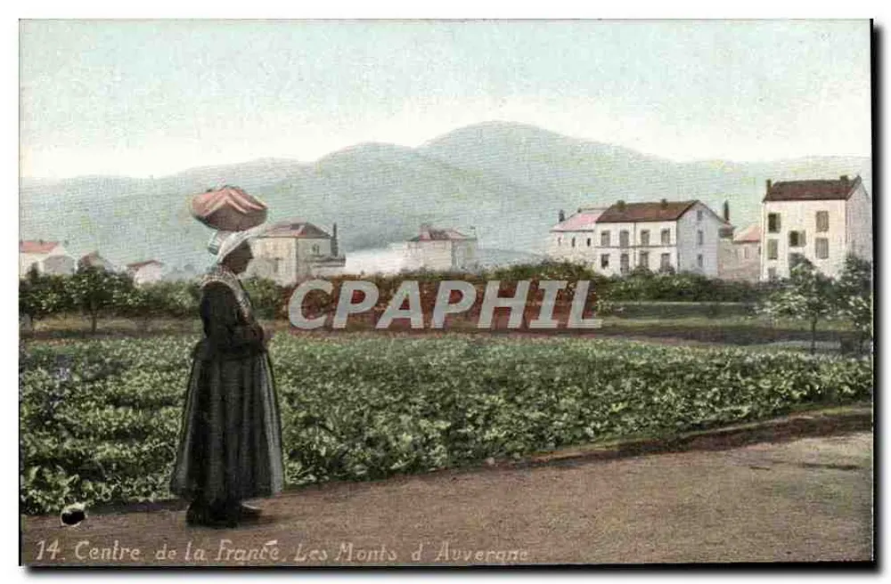 Les Monts d'Auvergne — Ansicht eines Dorfes mit einer Frau, die einen Korb trägt — CPAHAPHIL n°14 - Vorderseite