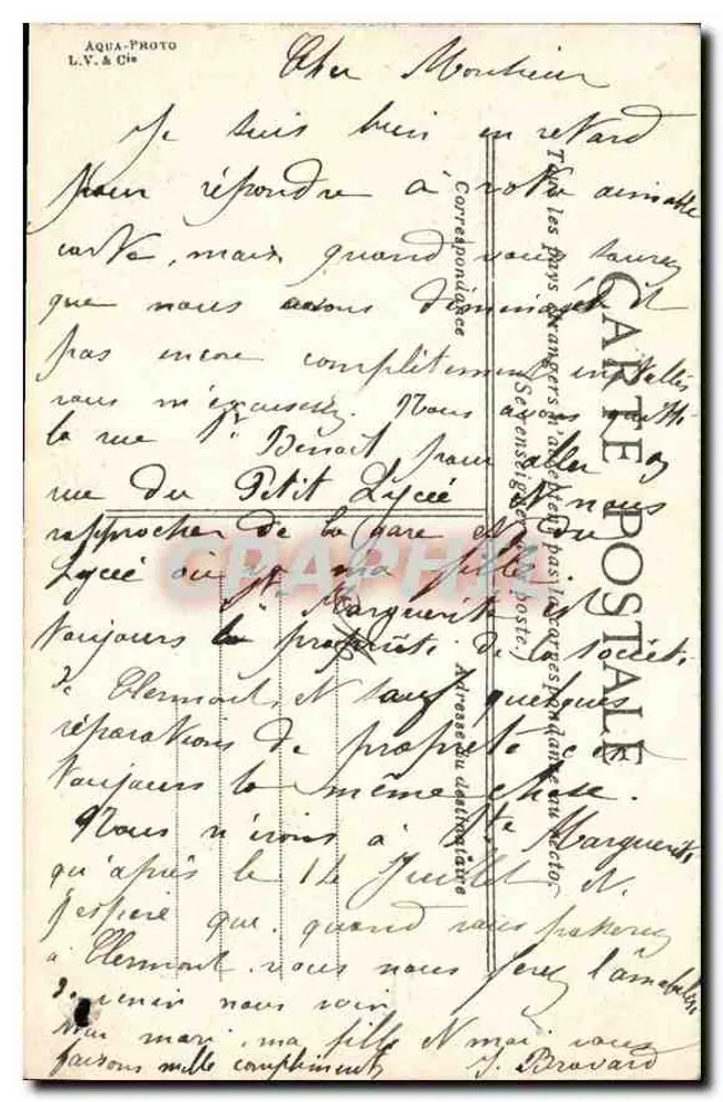 Les Monts d'Auvergne — Ansicht eines Dorfes mit einer Frau, die einen Korb trägt — CPAHAPHIL n°14 - Rückseite