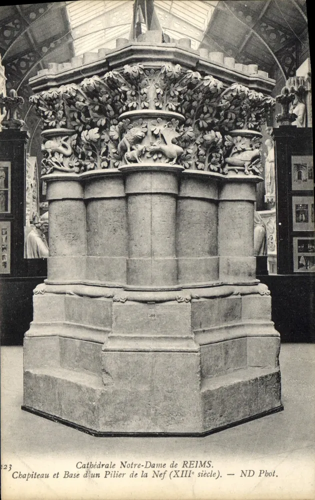 Kathedrale Notre-Dame de Reims — Kapitell und Sockel einer Säule der Kirche (13. Jahrhundert) — ND Phot. - Vorderseite