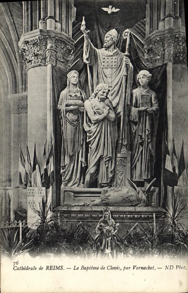 Catedral de REIMS — O Batismo de Clóvis, por Vernachet — ND Phot. - Frente