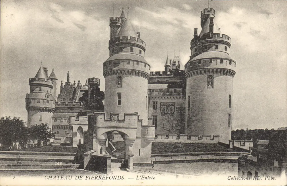 Castelo de Pierrefonds — A Entrada — Collections ND. Phot. - Frente