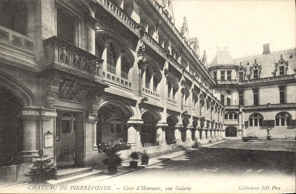 Schloss Pierrefonds — Cour d'Honneur, eine Galerie — Collections ND Phot - Vorderseite