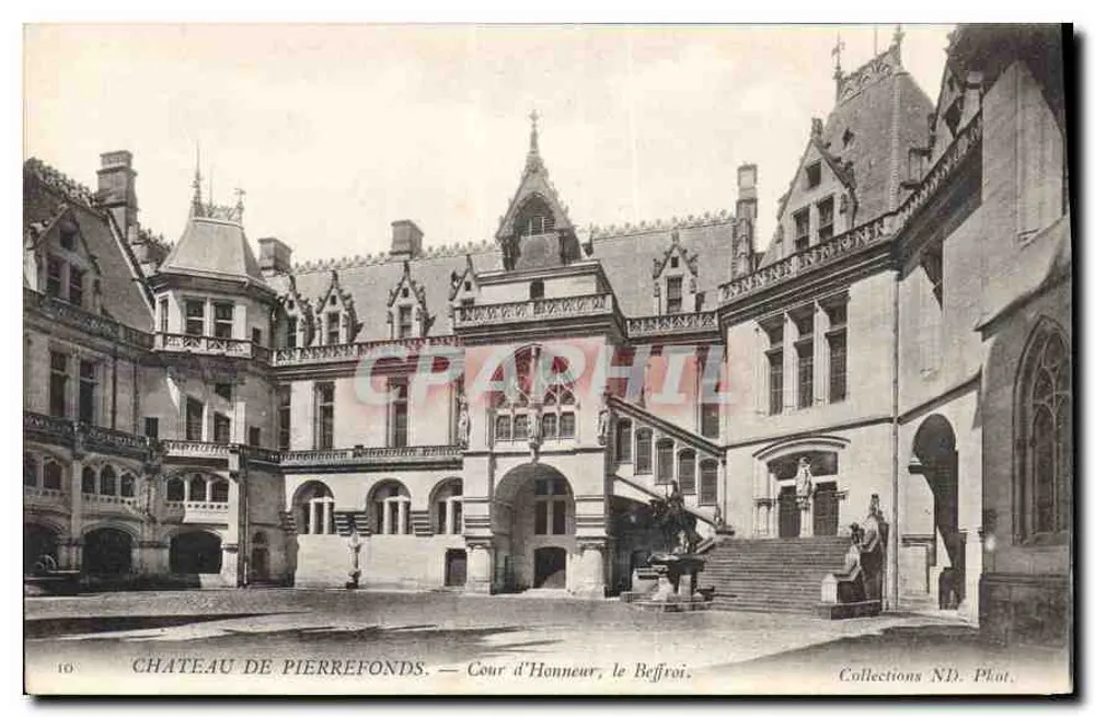 Castelo de Pierrefonds — Cour d'Honneur, o Sino — Collections ND. Phot. - Frente