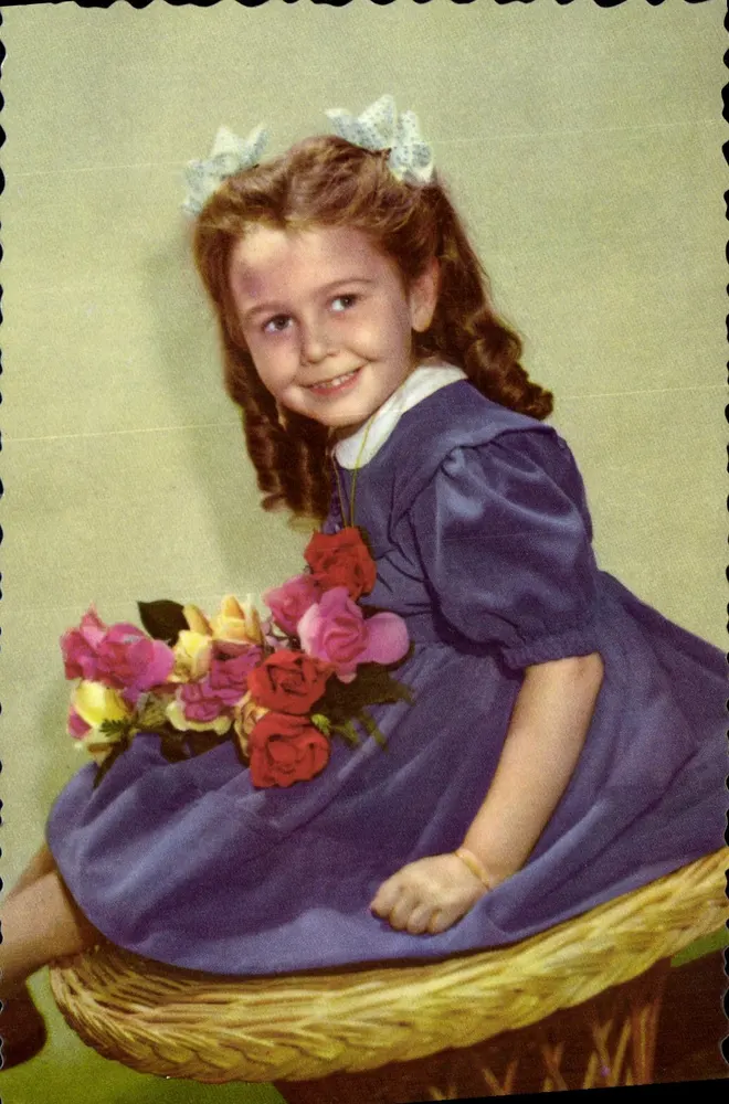 Menina vestindo um vestido roxo sentada em um cesto — com buquê de rosas — editor Phototophon, série Glacée 814 - Frente