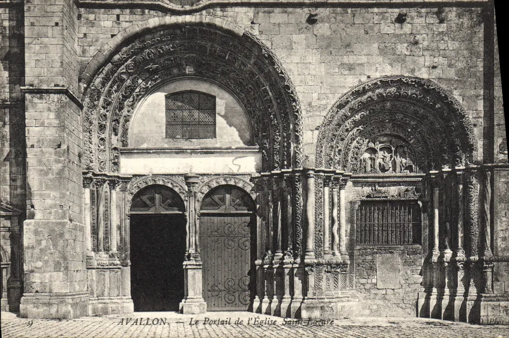 Avallon — Der Portal der Kirche Saint-Lazare — D. Phin - Vorderseite
