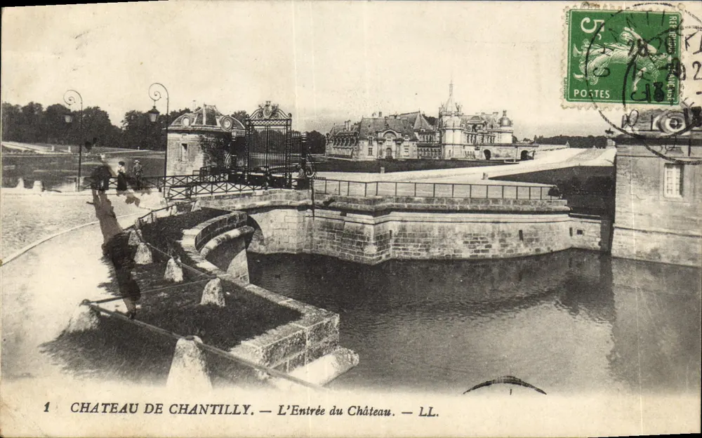 Château de Chantilly — De Ingang van het Kasteel — LL. - Voorkant