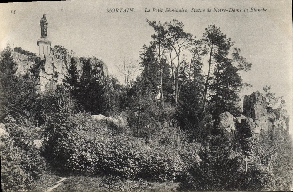 Mortain — Das kleine Seminar, Statue der Notre-Dame la Blanche - Vorderseite