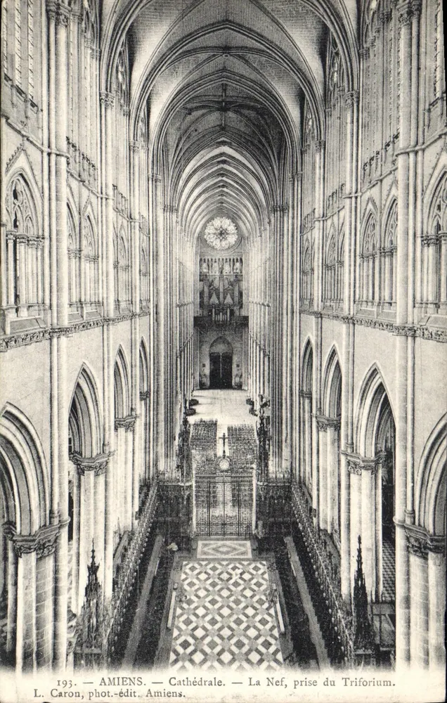 Amiens — Kathedrale — Die Kirchenschiff, Aufnahme vom Triforium — L. Caron, fot.-verlag Amiens - Vorderseite