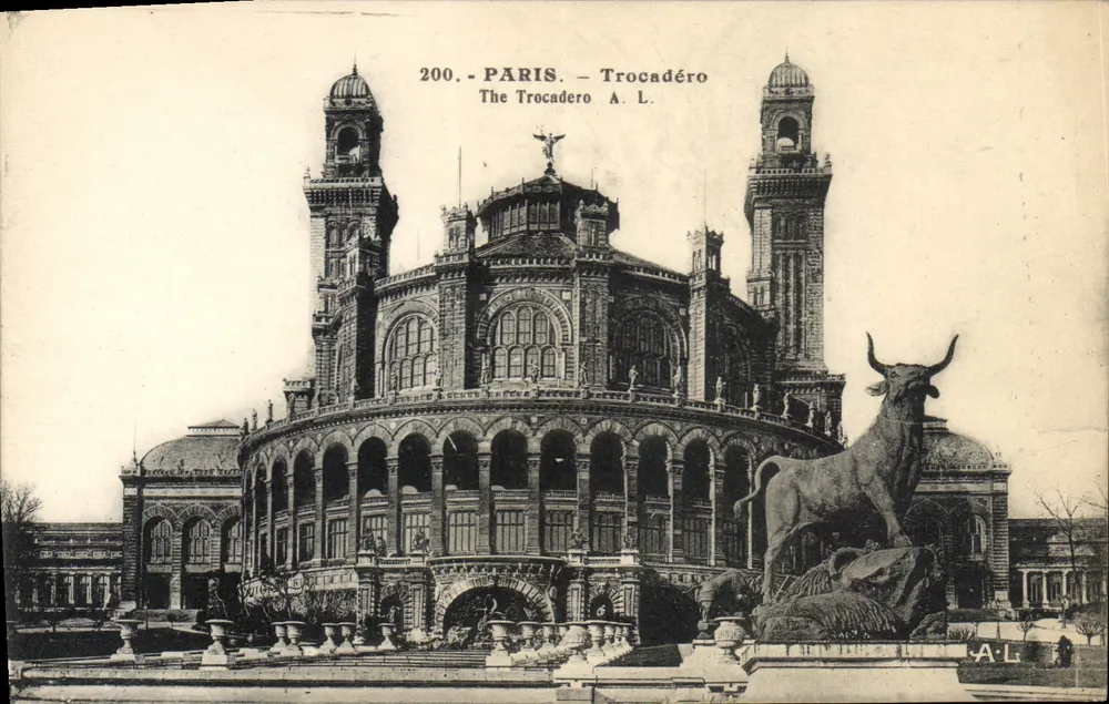 O Trocadéro em Paris — vista do edifício e da estátua do touro — editor A.L. n°200 - Frente