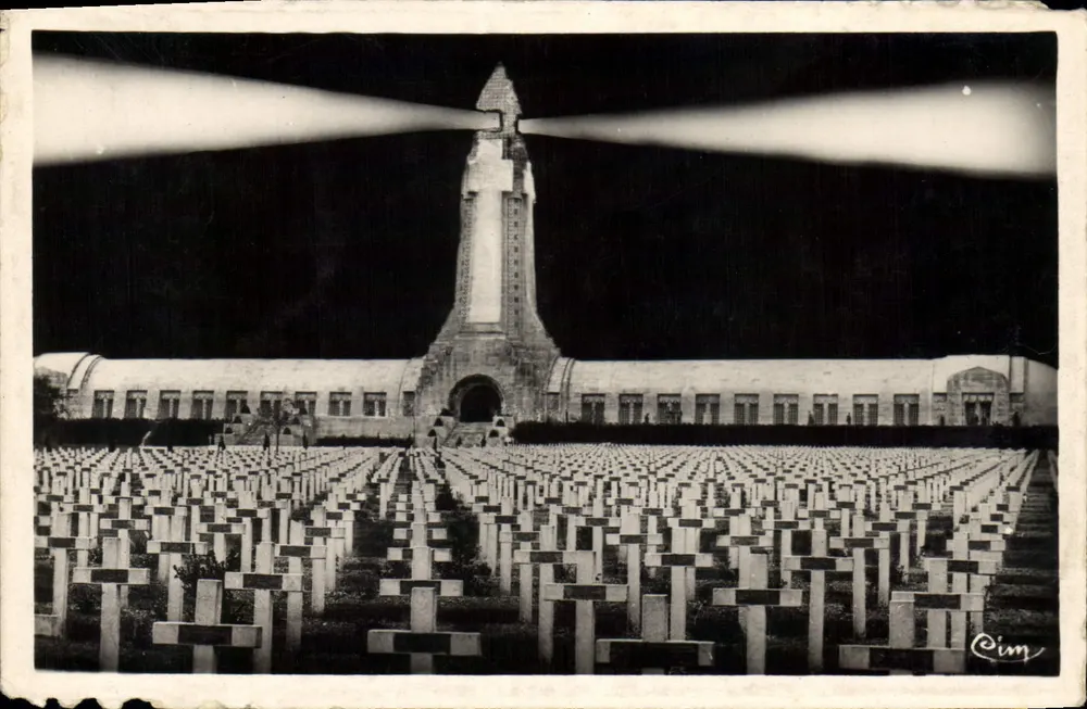 Cemitério Nacional de Douaumont — Noite (20.000 túmulos) — Cim - Frente