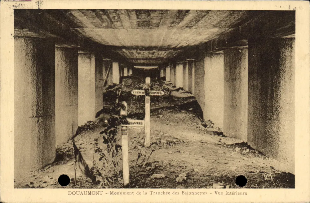 Douaumont — Denkmal der Baïonnette-Schützengraben — Innenansicht - Vorderseite