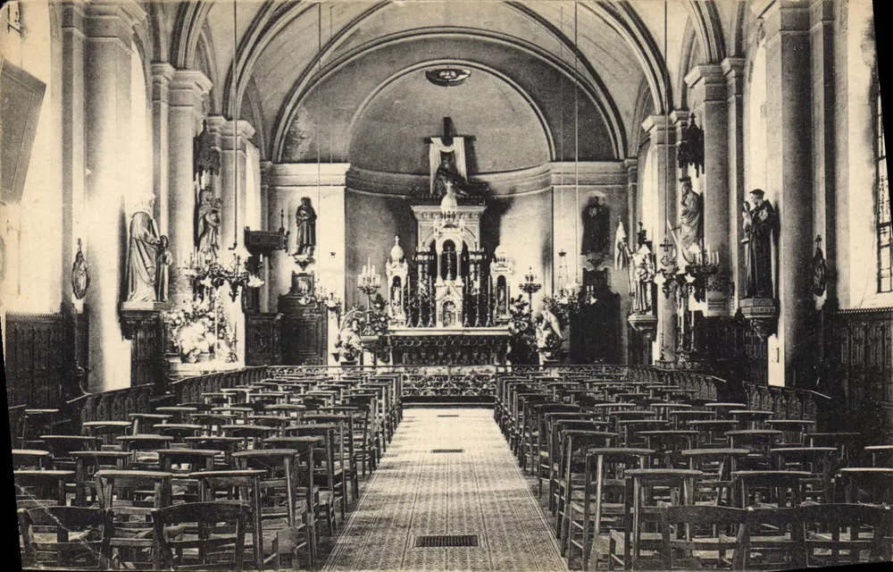 Wnętrze kościoła — widok ołtarza i ławek — wydawca nieznany - Awers