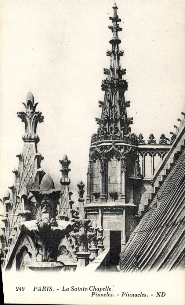 Paris - A Capela Santa - Pinnacles - ND - Frente