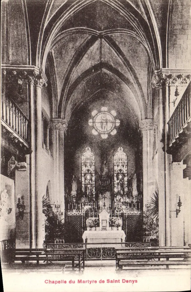 Kapelle van het Martyrium van Sint Denis — binnenkant met glas-in-lood en koor — uitgever Sini-Bromure & Breger Frères, Parijs - Voorkant