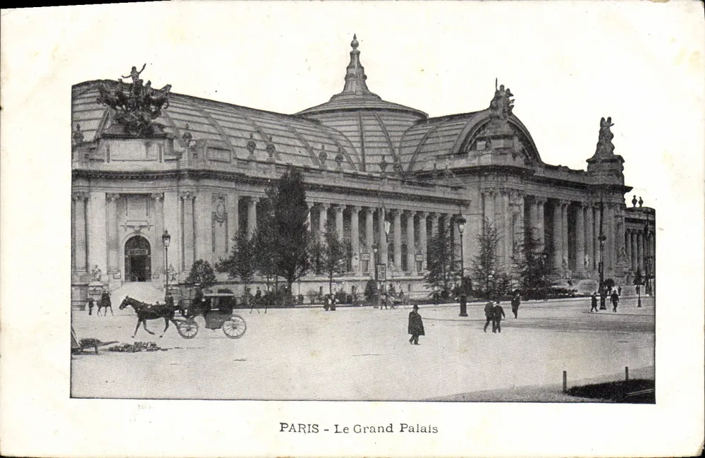 PARIS - O Grande Palácio — vista externa com carruagem e pedestres — editor não visível - Frente
