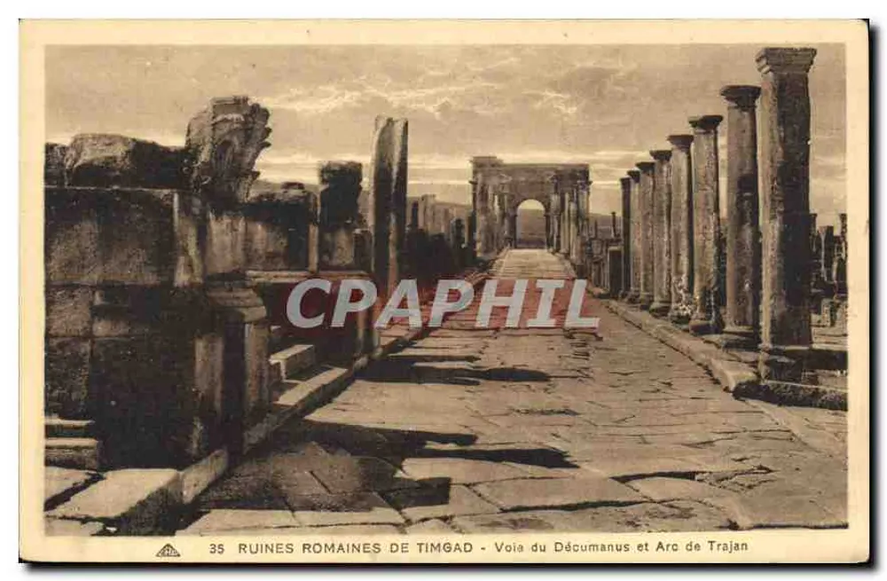 Römische Ruinen von Timgad - Via Decumanus und Triumphbogen von Trajan — C° Alacienne des Arts Phonodanique, Strasbourg - Vorderseite