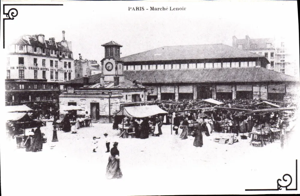 Paris - Mercado Lenoir — vista do mercado com quiosques e relógio — editor - Frente