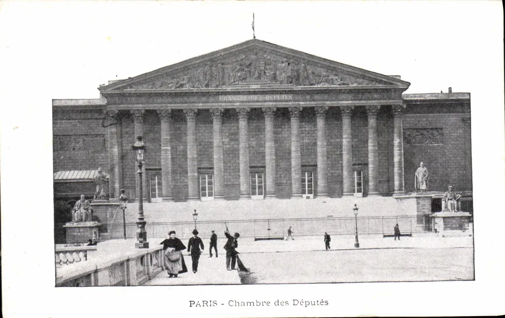 PARIS - Câmara dos Deputados — vista do edifício com colunatas e estátuas — editor não identificado - Frente