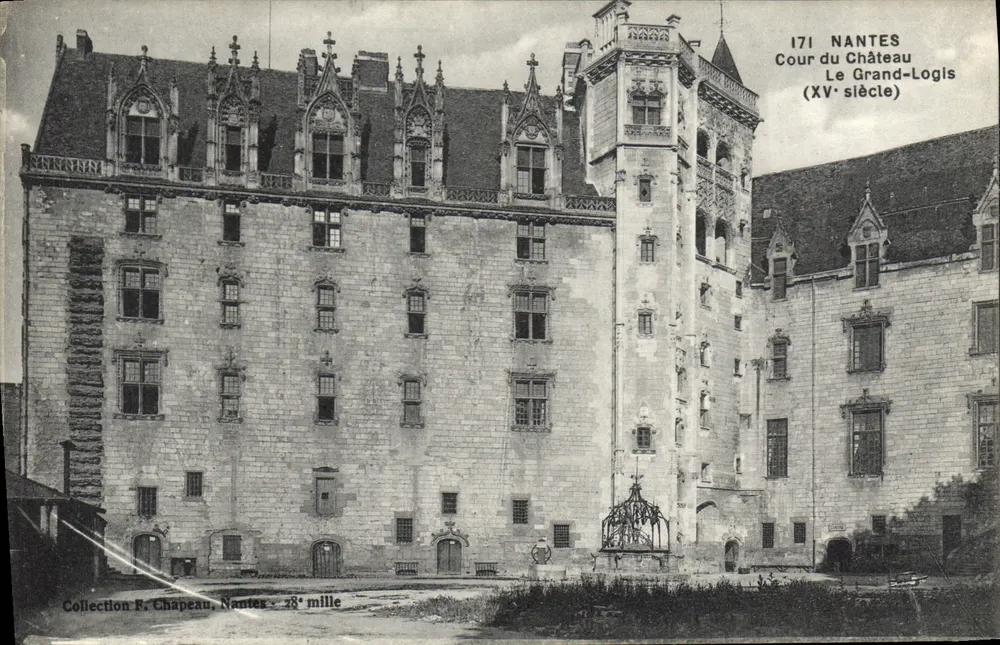 Nantes - Schloss, Cour du Grand-Logis — 15. Jahrhundert — Sammlung F. Chapeau, Nantes - 28. millie - Vorderseite