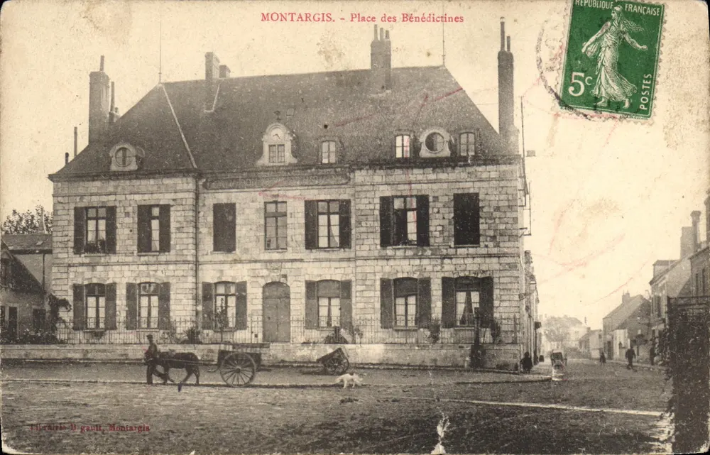 Montargis - Place des Bénédictines — editor H. Gaulth, Montargis - Frente