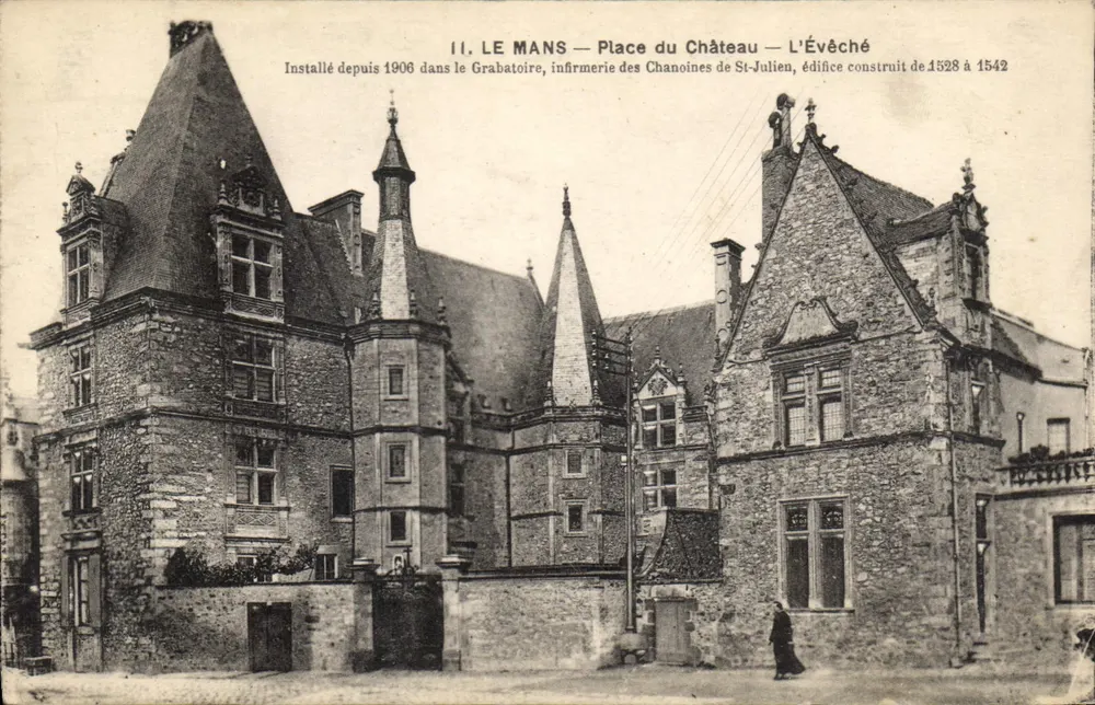 Le Mans — Praça do Castelo — A Catedral — edifício construído de 1528 a 1542 - Frente