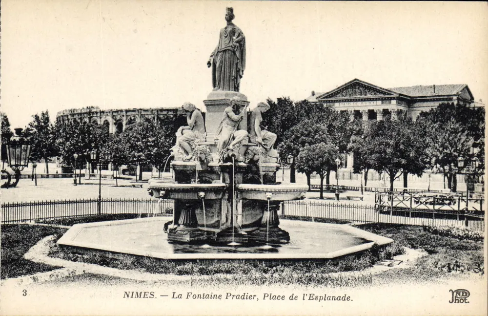 Nîmes — La Fontaine Pradier, Place de l'Esplanade — J. P. (Verlag) - Vorderseite