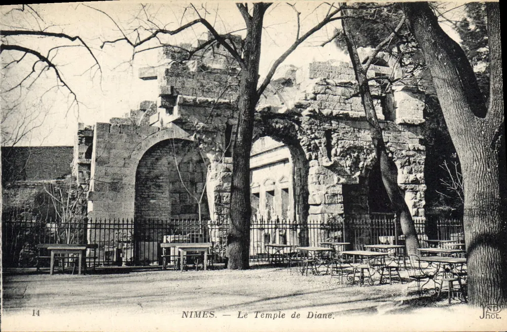 Nîmes — O Templo de Diana — Jhot. - Frente
