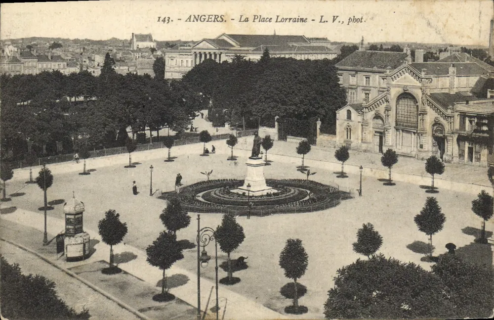 Angers - A Place Lorraine — vista panorâmica com monumento central — L. V., fot. n°143 - Frente