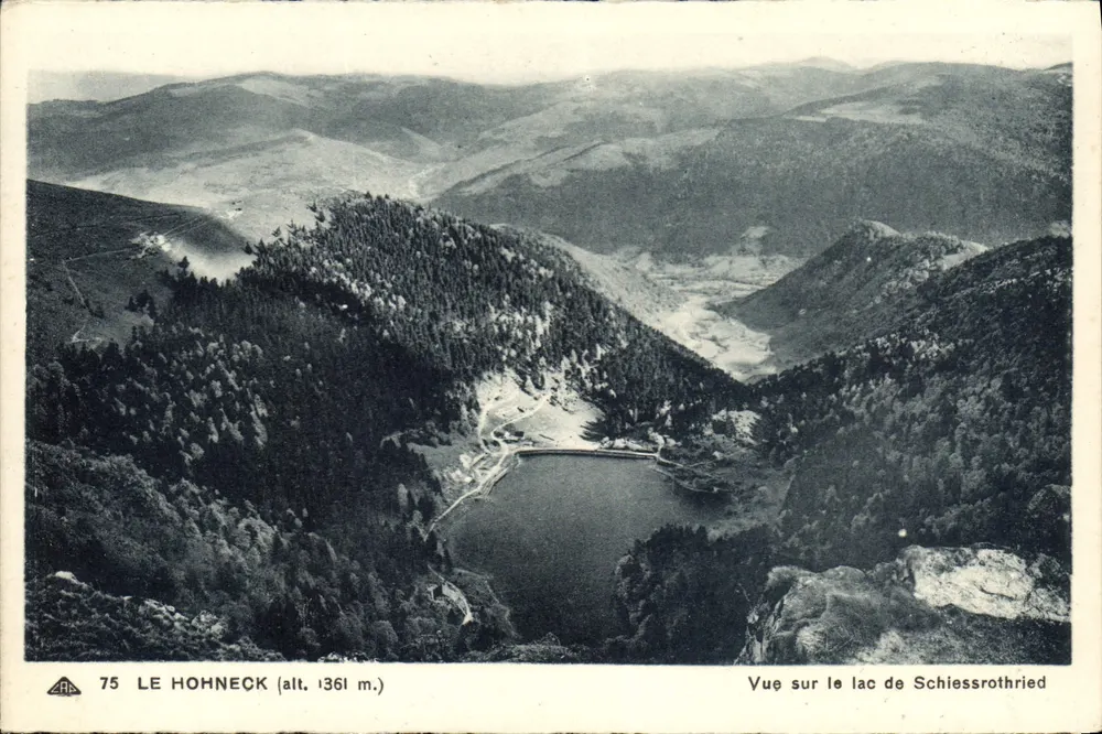 Der Hohneck (Höhe 1361 m.) — Ansicht des Schiessrothrieder Sees - Vorderseite